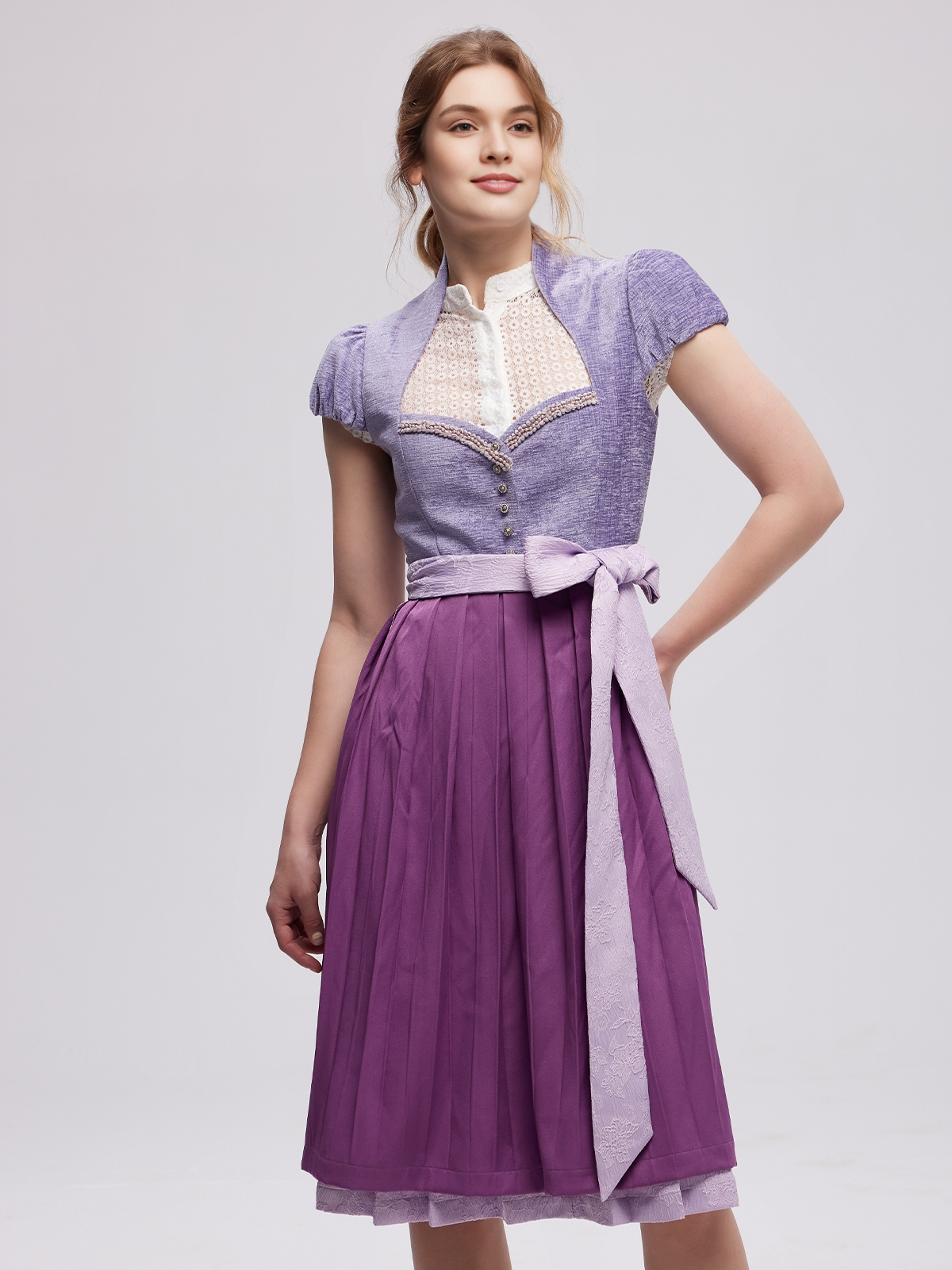 Dirndl in Lila – Eleganz und Tradition vereint