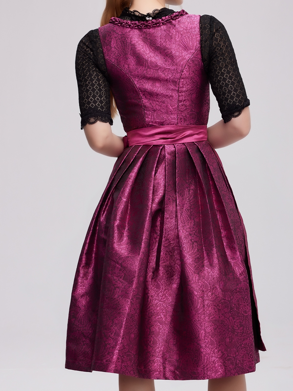 Ein pinkes Ja Mei Dirndl – feminin und stilvoll