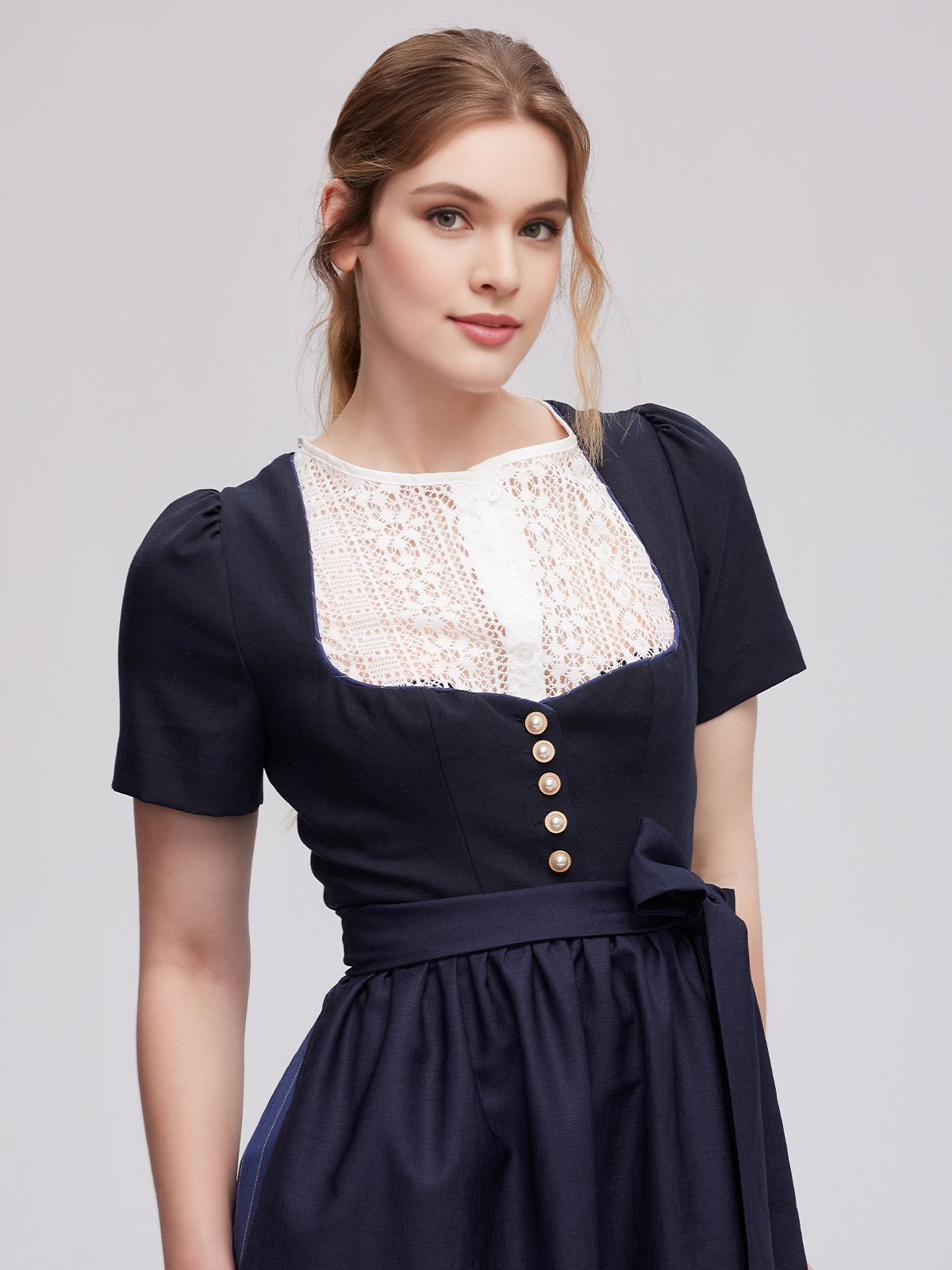 Dirndl Schwarz Kurz – Elegant & modern