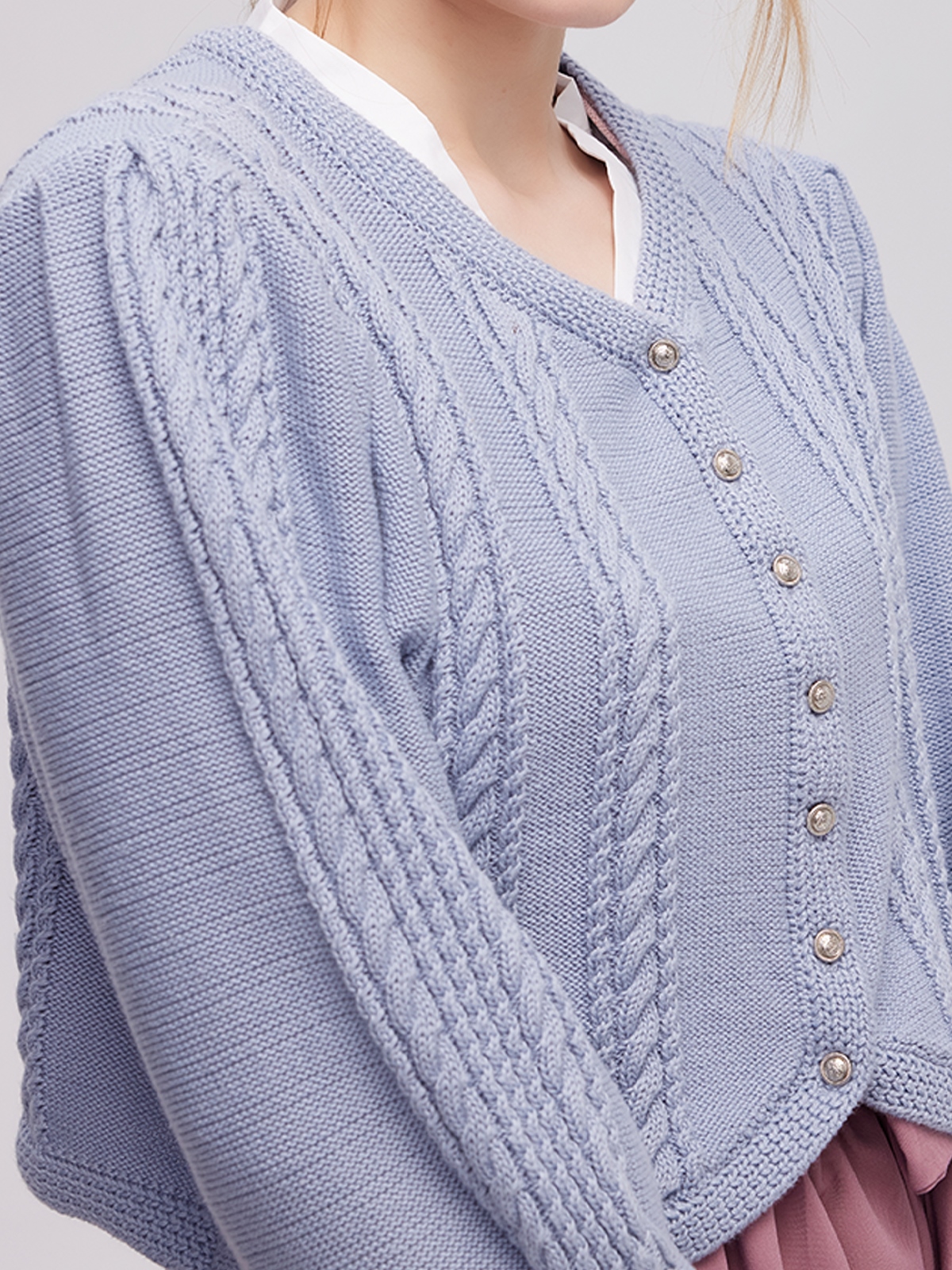 Modernes Dirndl in Blau mit traditionellen Elementen