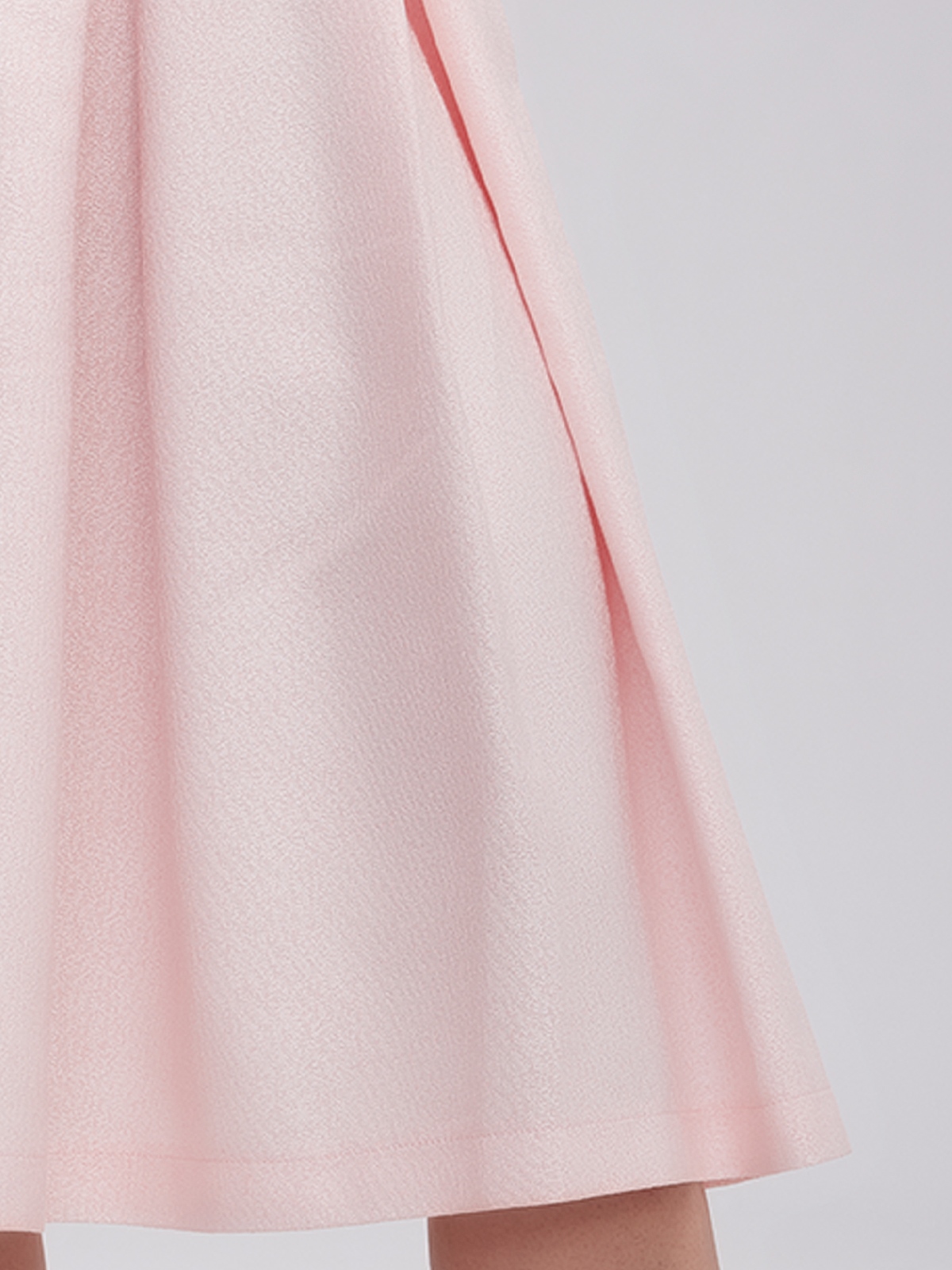 Dirndlbluse in Rosa mit floralen Details