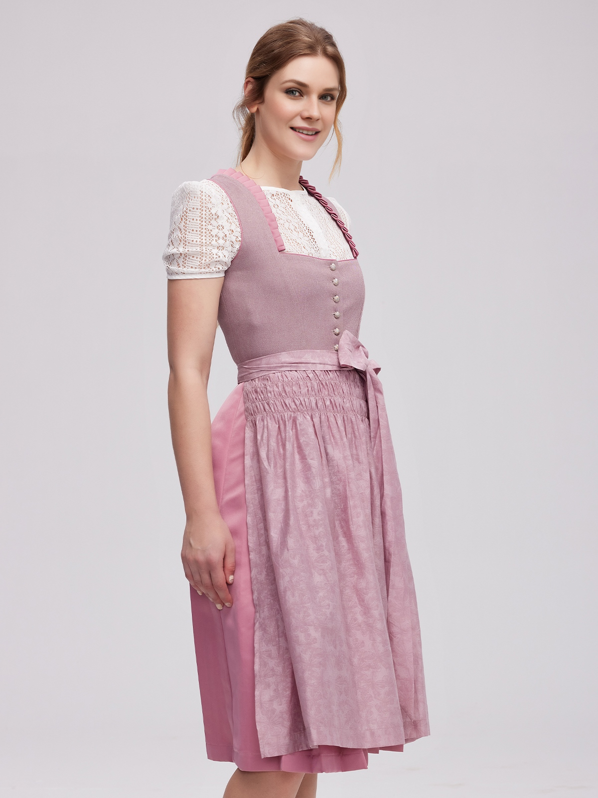 Modernes Dirndl in Lila mit traditionellen Elementen