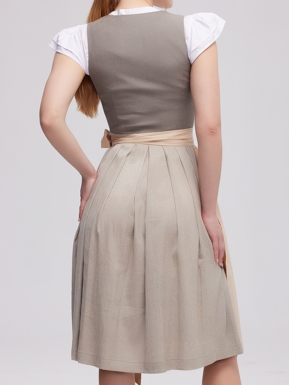 Rotes Dirndl mit traditioneller Schürze