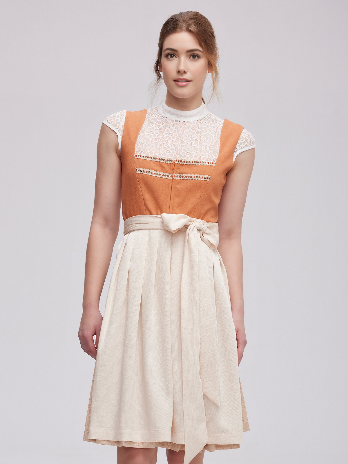 Modernes grau Dirndl mit urbanem Chic
