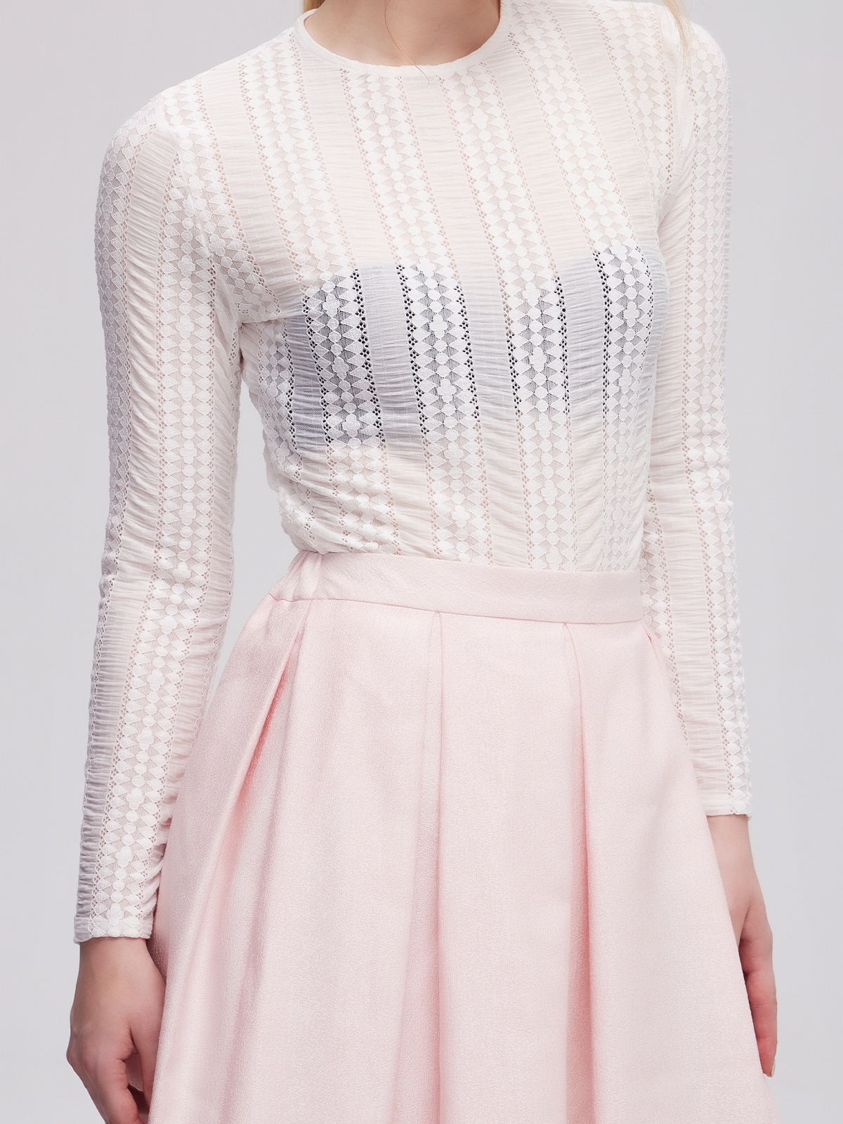 Eine moderne ärmellose Dirndlbluse in Weiß, perfekt für festliche Anlässe