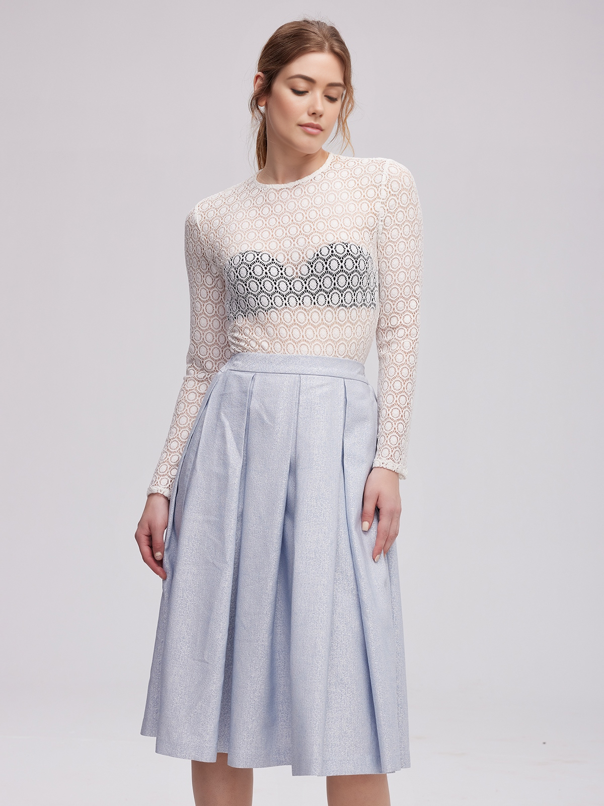 Rotes Samt Dirndl mit traditioneller Schürze