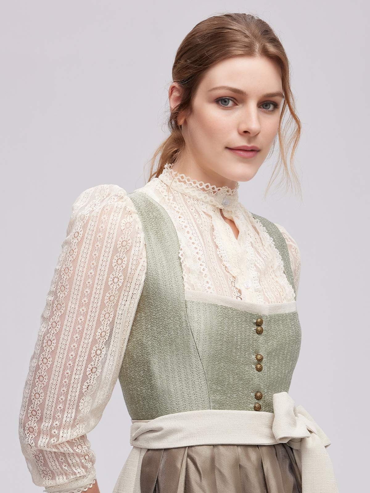 Modernes Dirndl in Grün mit floralen Details