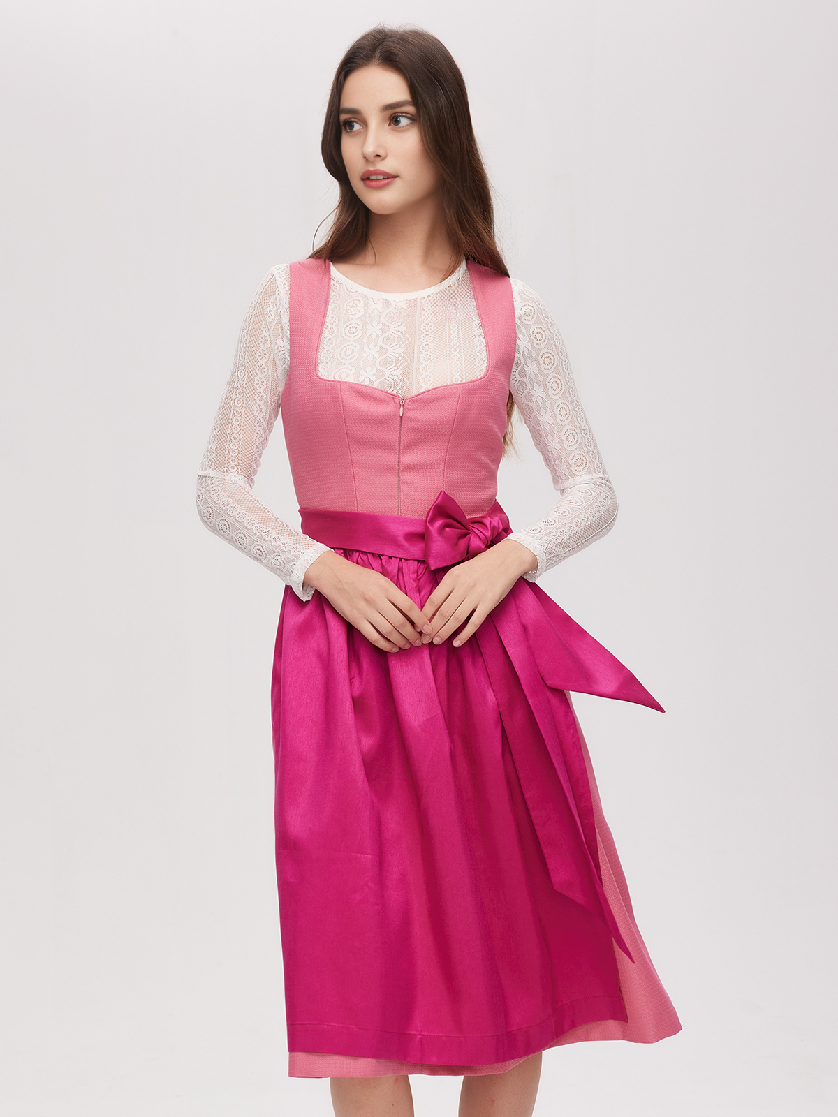 Modernes pinkfarbenes Dirndl mit Herz-Ausschnitt