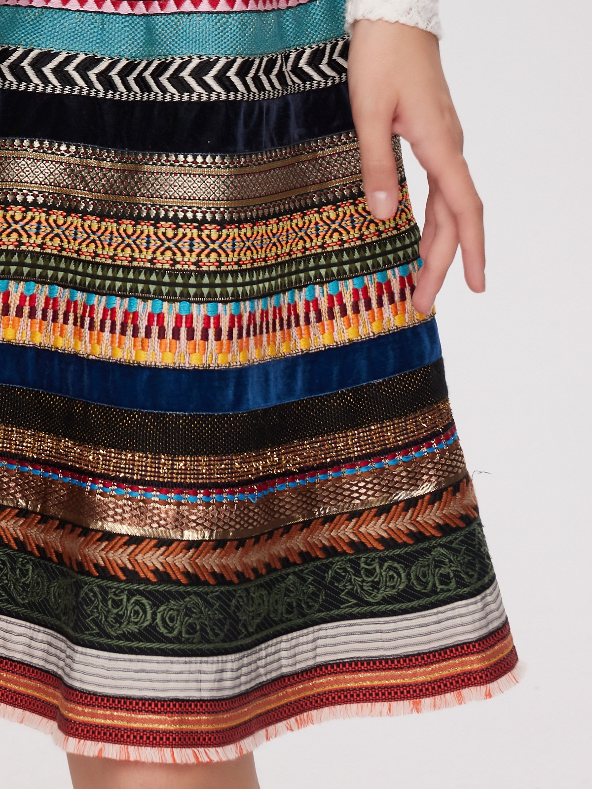 Ein modernes Dirndl in Braun mit floralen Details