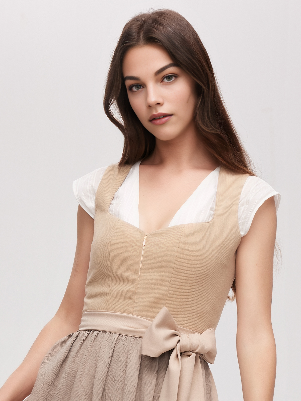 Dirndl in Braun mit traditionellem Schnitt