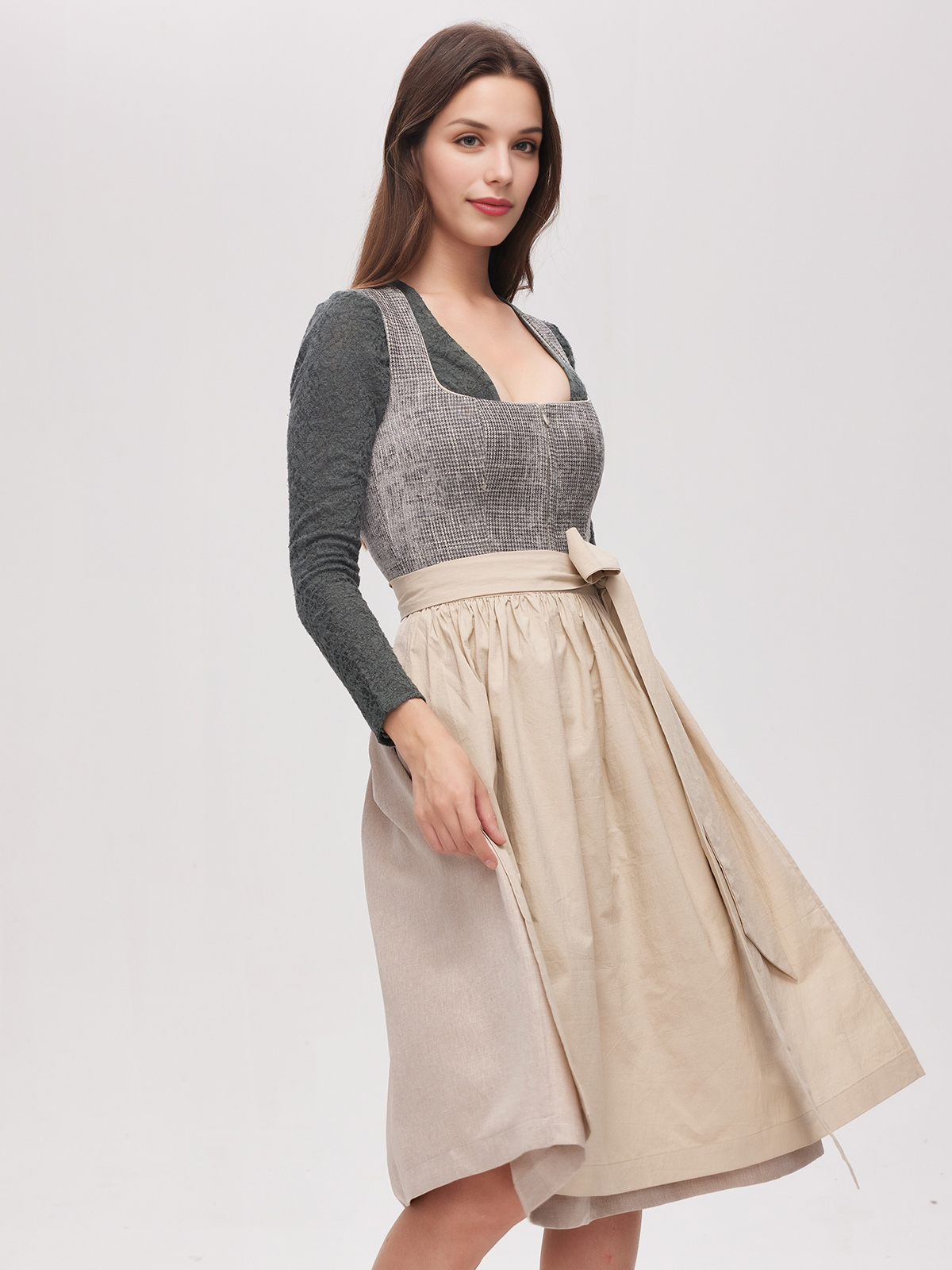 Modernes grünes Dirndl mit floralen Details