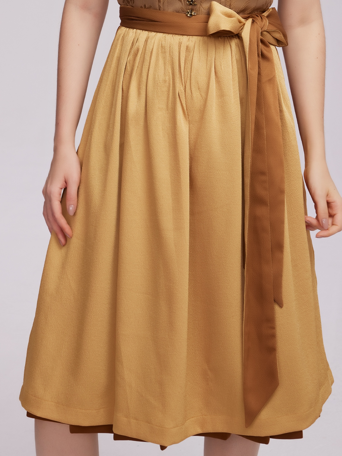 Dirndl in Gelb mit floralen Details