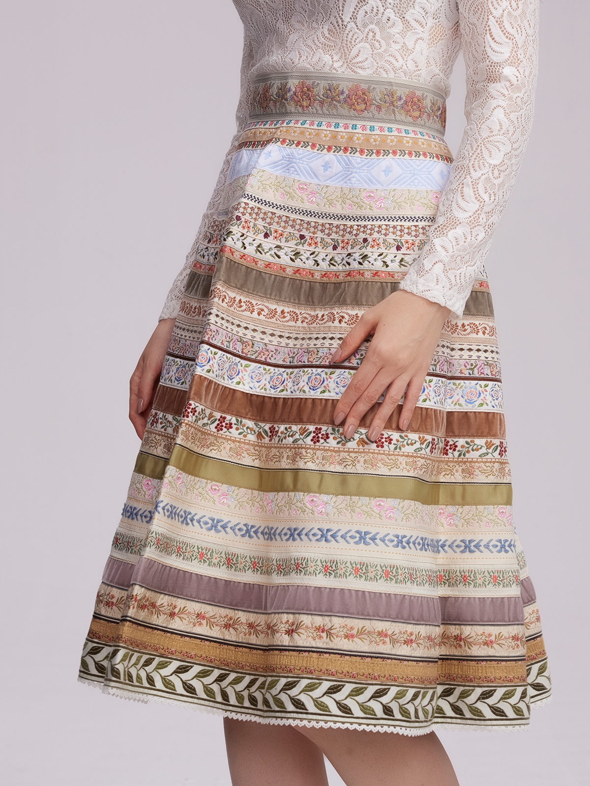 Modernes Dirndl in Beige – perfekt für den Alltag