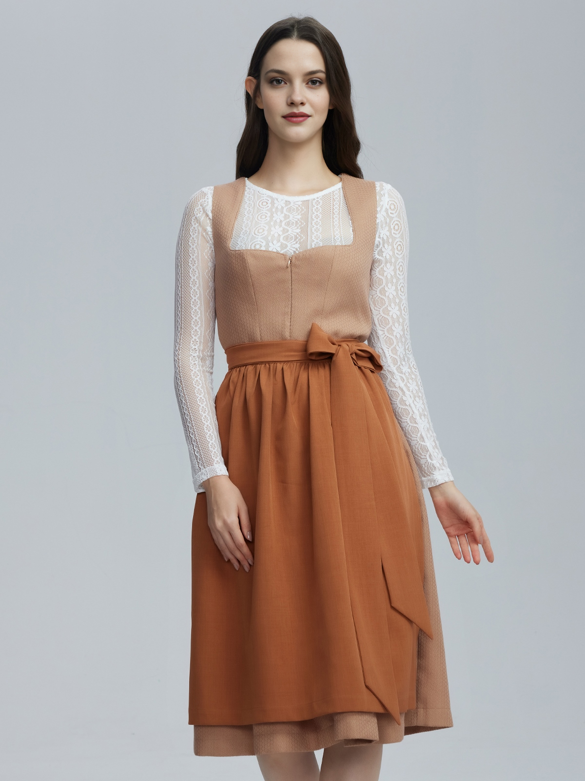 Modernes Dirndl in Braun mit floralen Akzenten