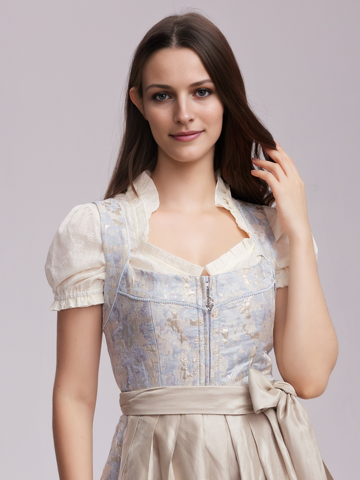 Graue Lederhose mit blauer Bluse