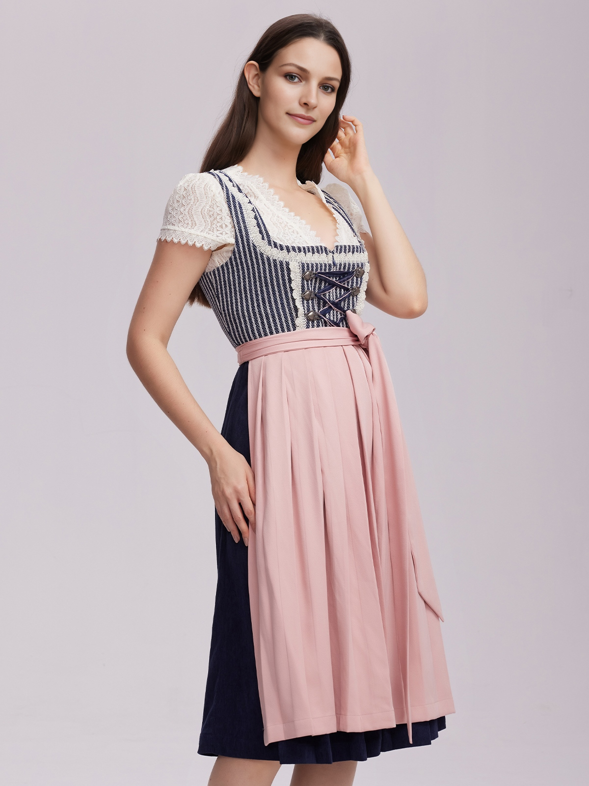 Elegantes blaues Dirndl mit modernem Schnitt