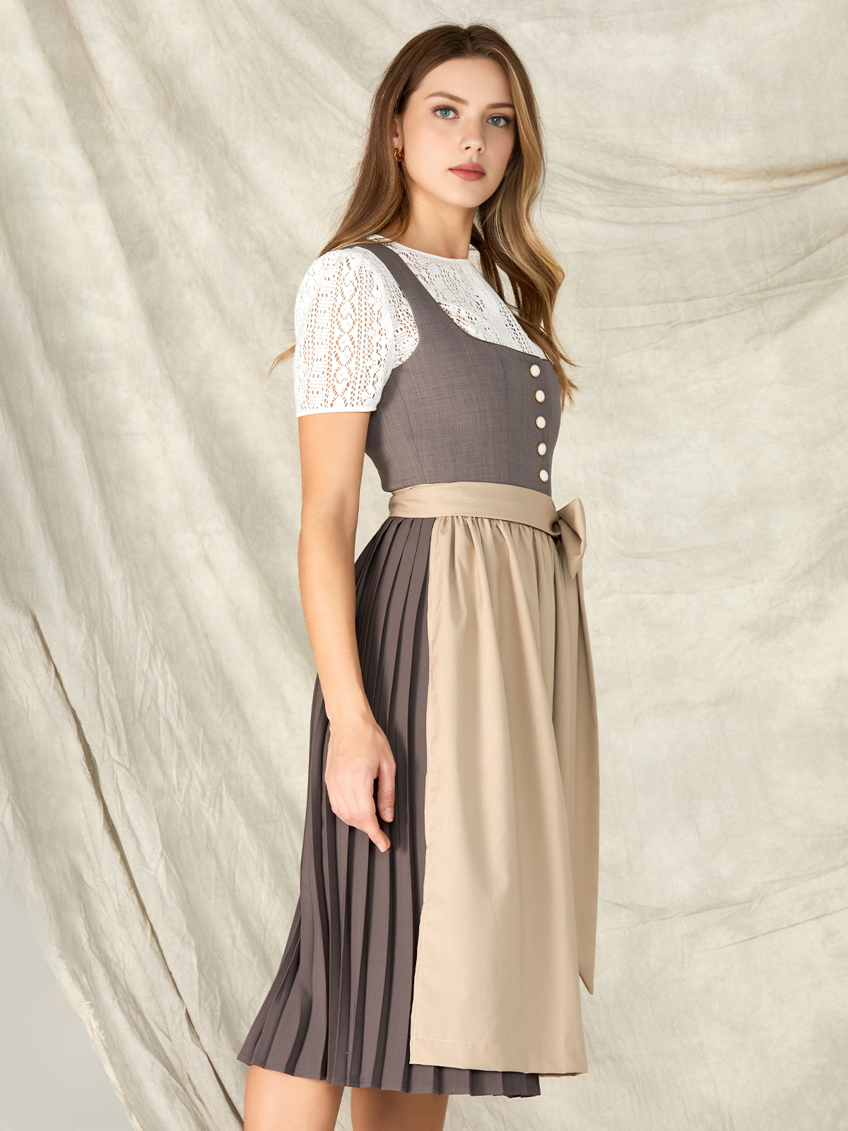 Ein graues Dirndl mit perfekt abgestimmten Accessoires