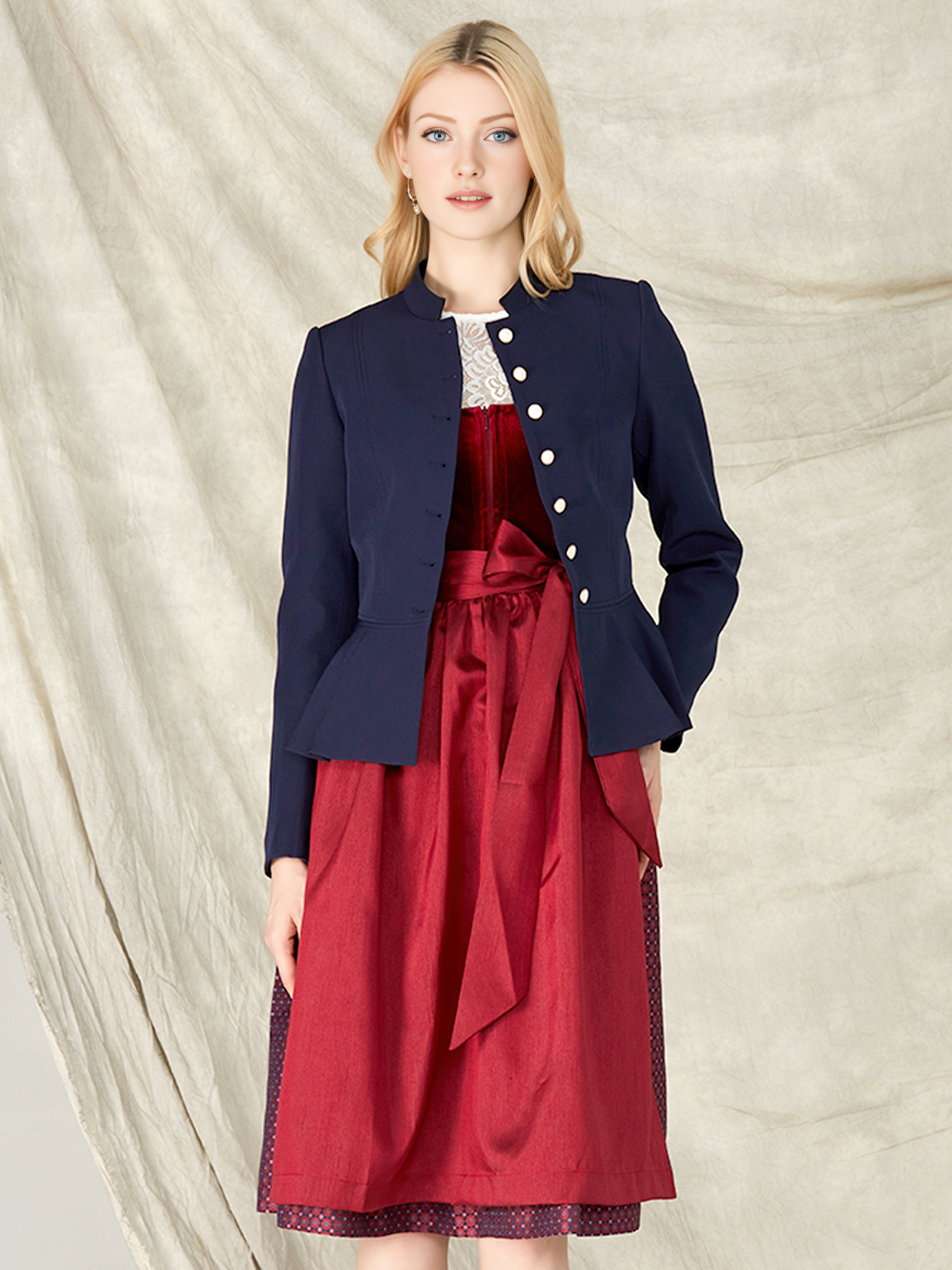 Dirndl Bluse Schwarz mit Marineblauer Jacke