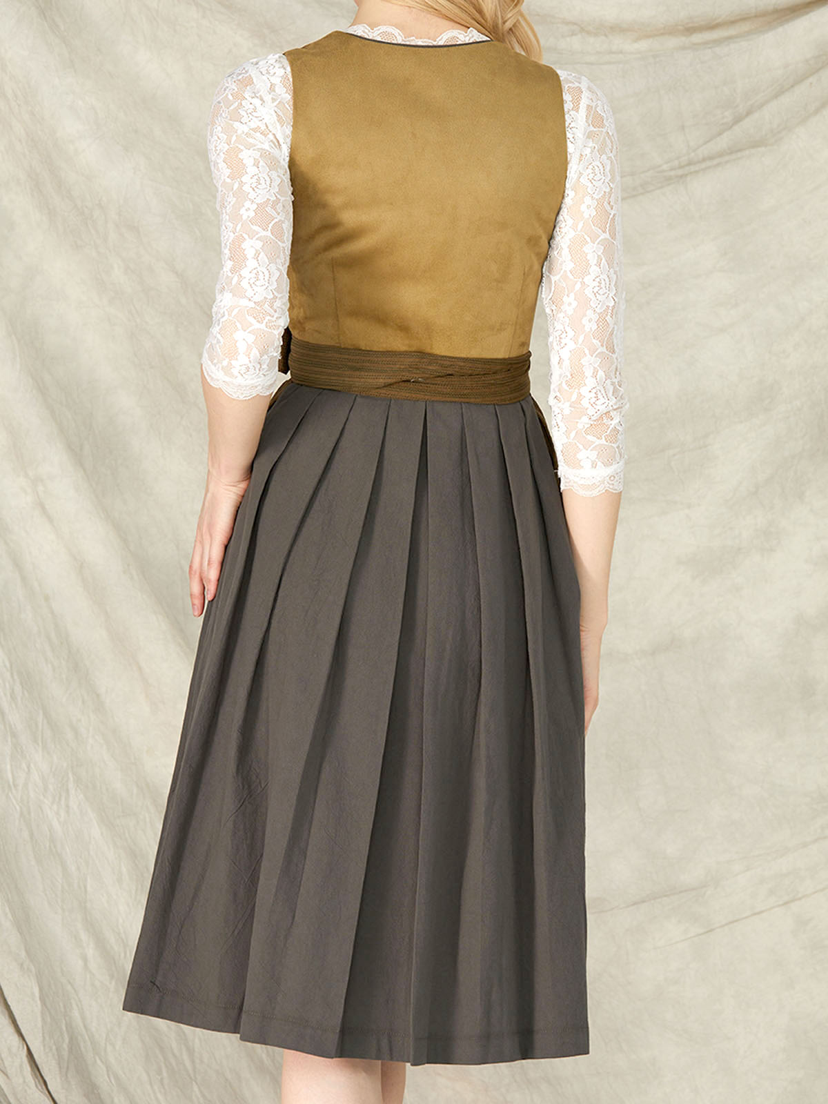 Ein elegantes grünes Dirndl mit feinen Stickereien