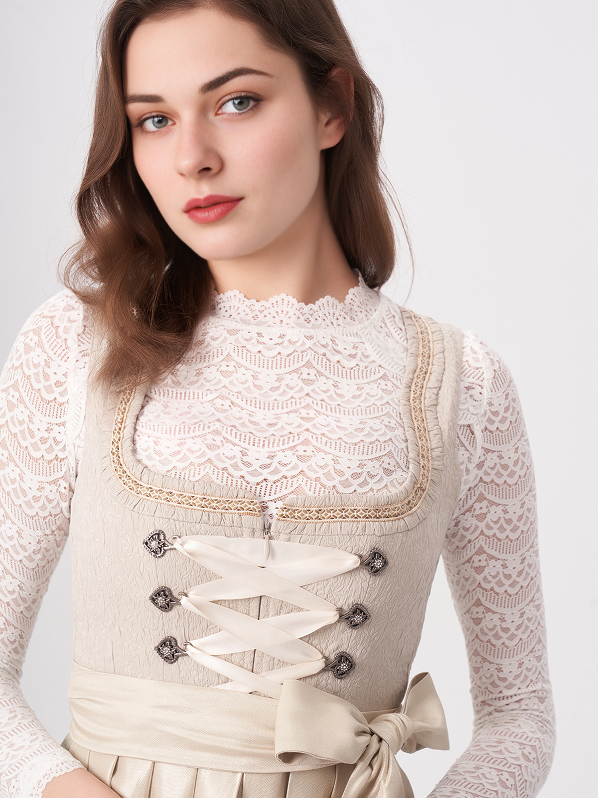 Dirndl in Beige – elegant und vielseitig