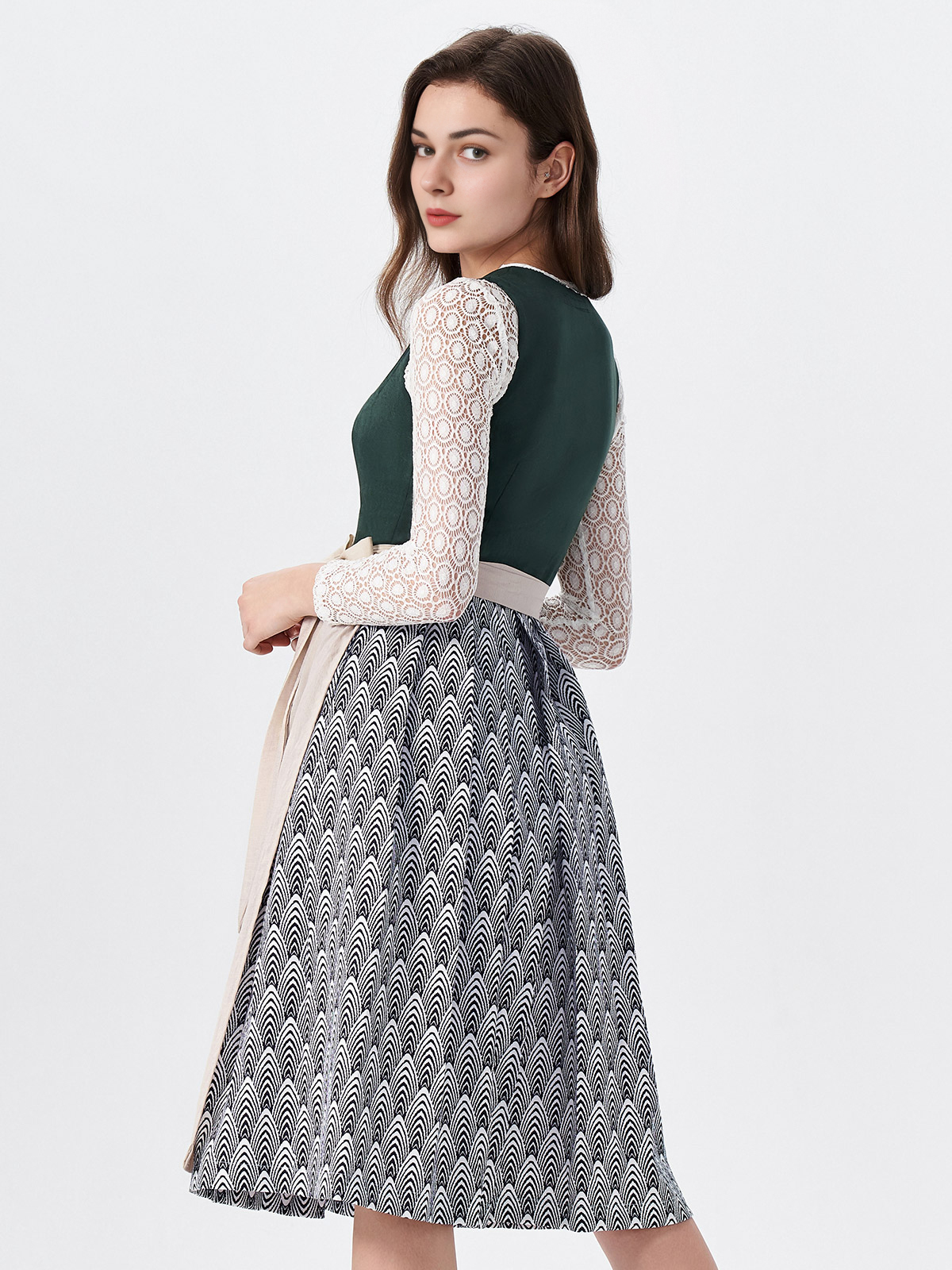 Modernes Dirndl in Grün mit traditionellen Elementen