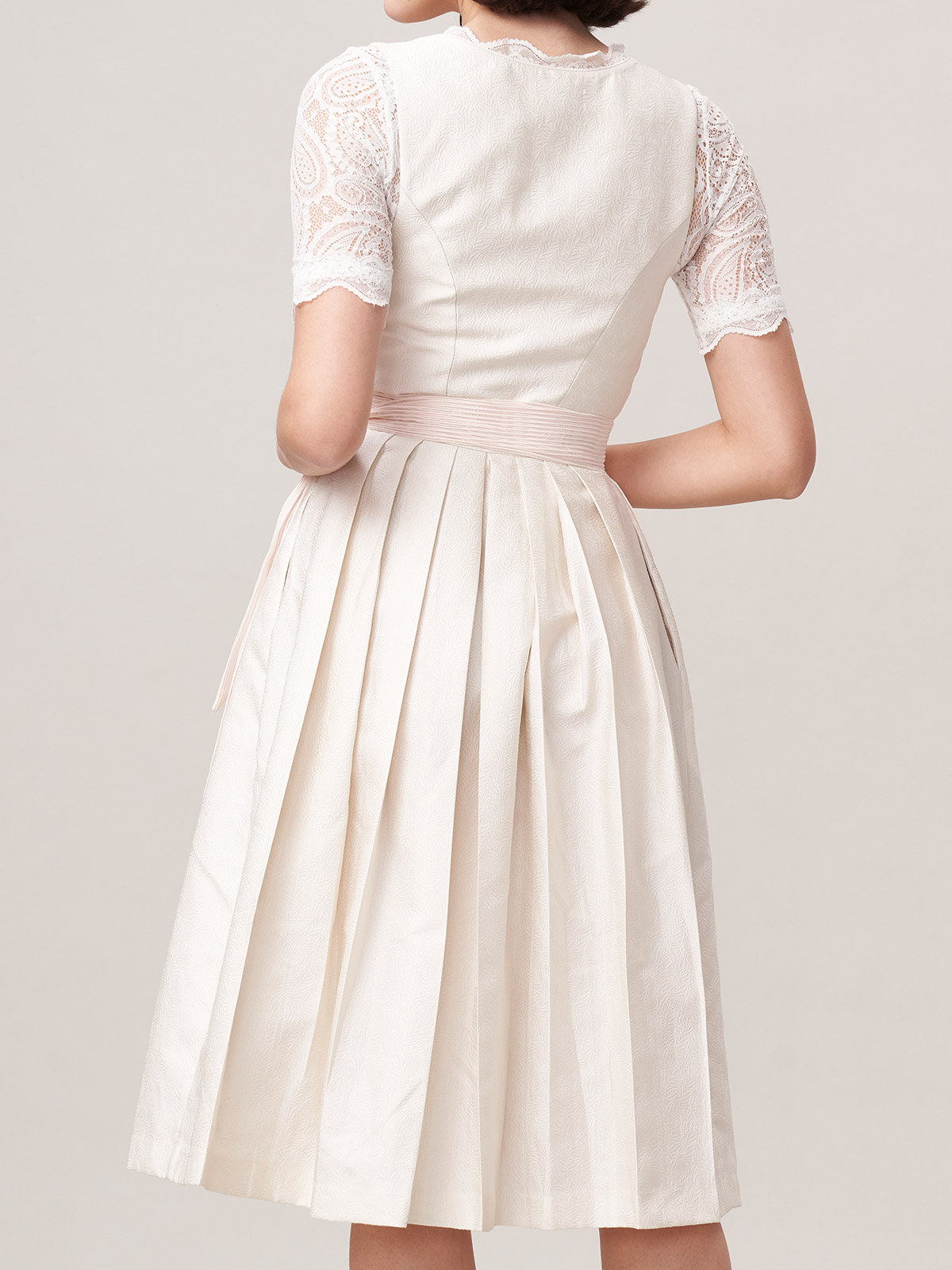 Rotes Samt-Dirndl mit eleganter Schürze