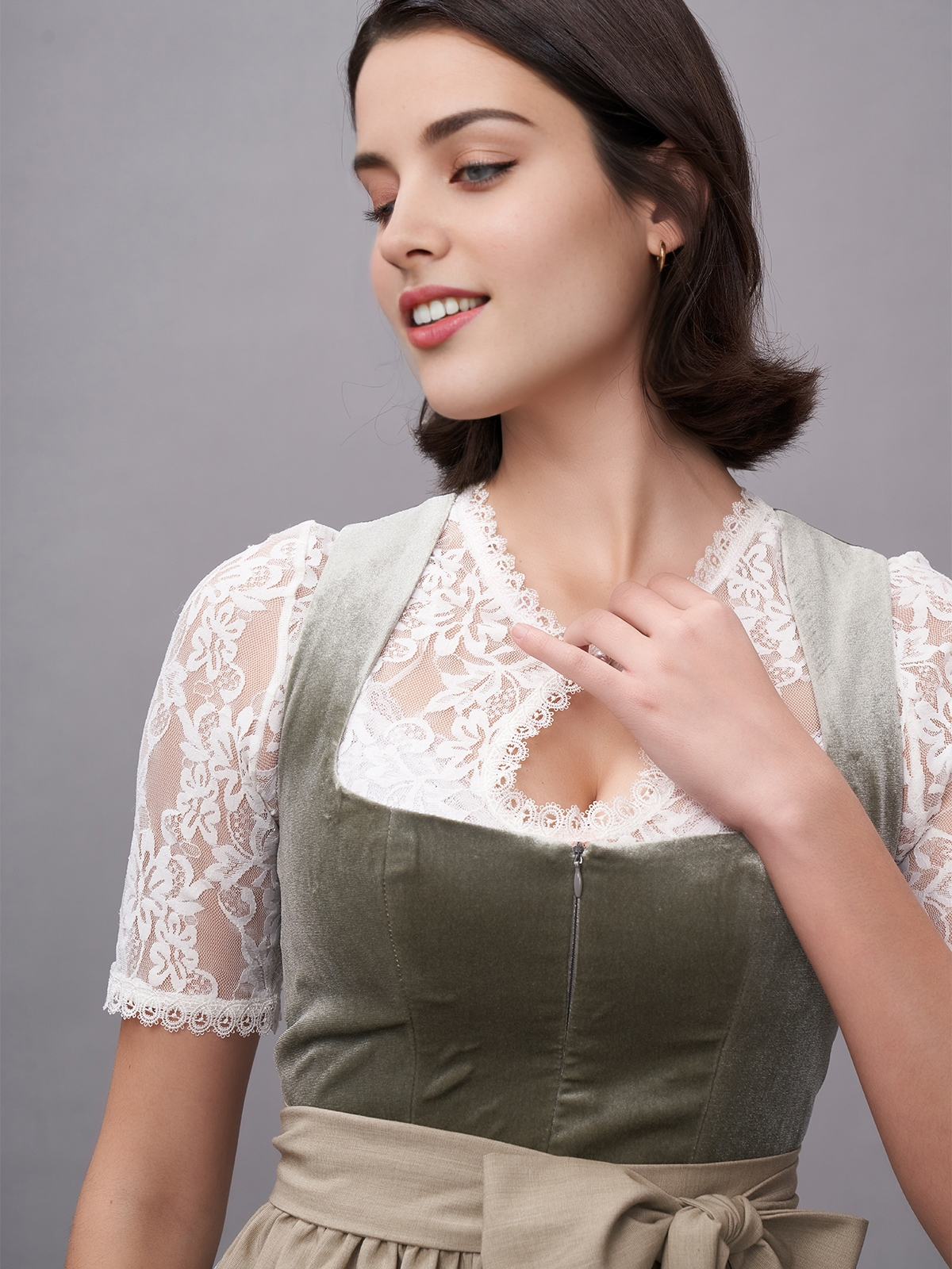 Ein elegantes grünes Dirndl mit passender Langarmbluse