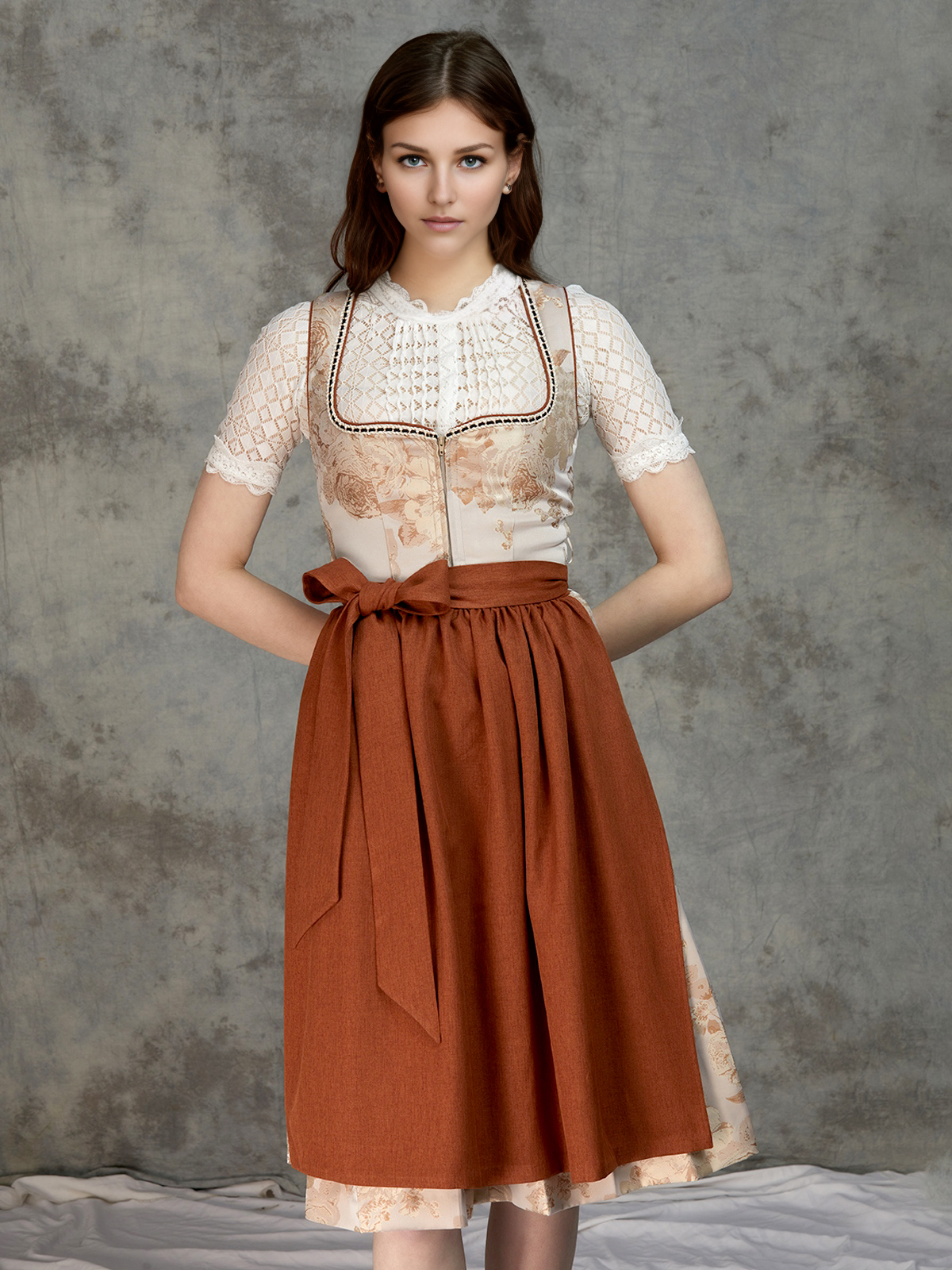 Grau Dirndl mit brauner Schürze