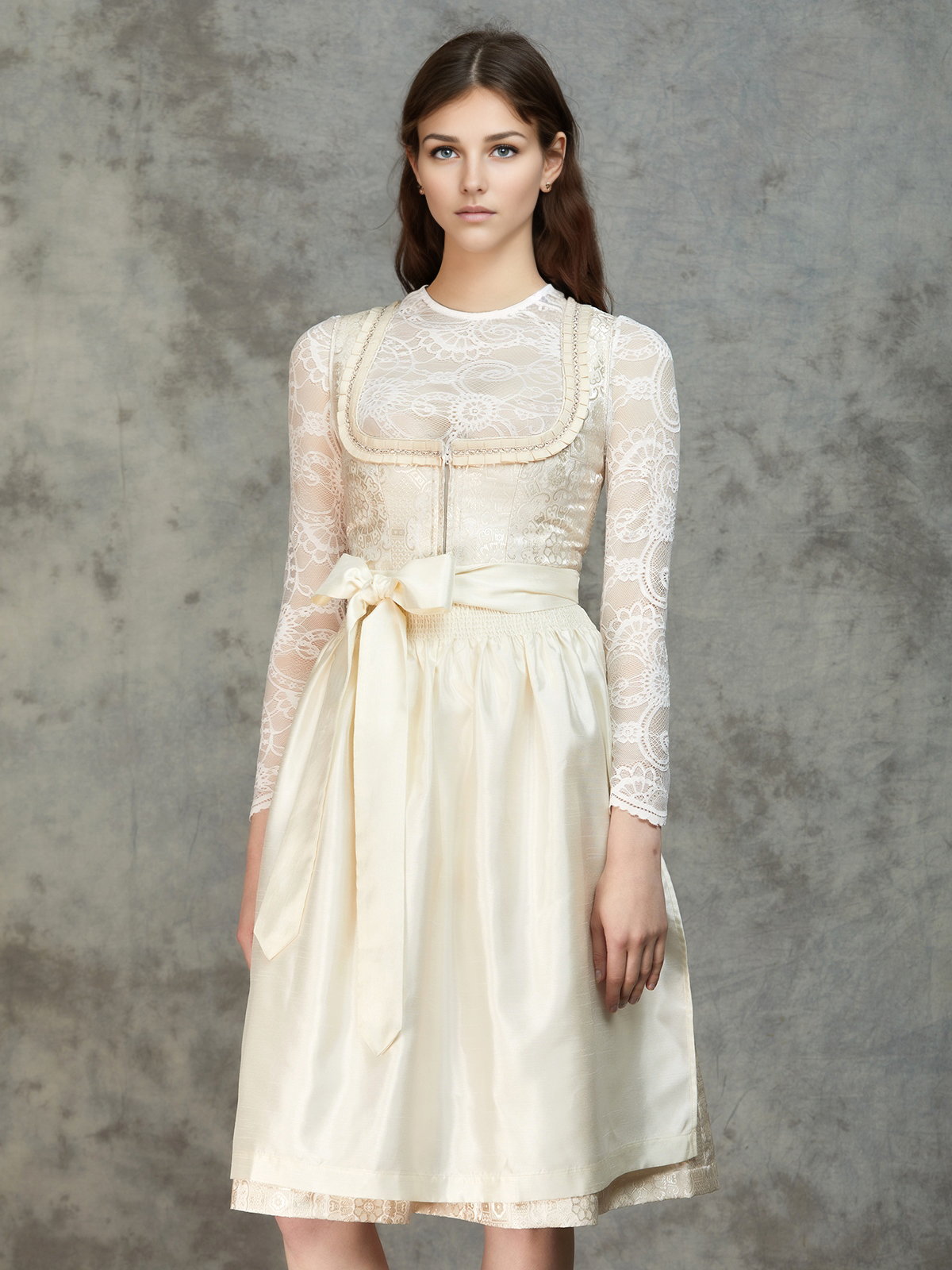 Rote Dirndlbluse in Kombination mit einem gelben Dirndl