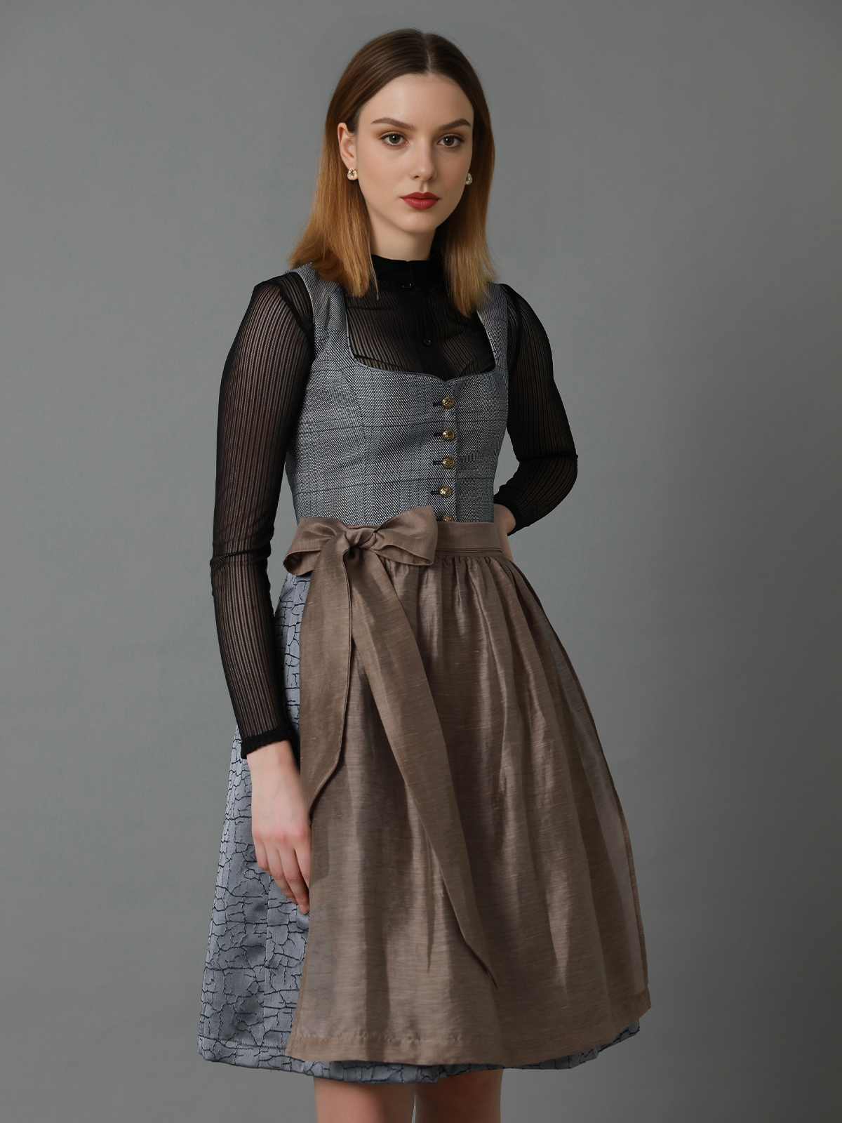 Blaues Samt Dirndl in eleganter Ausführung