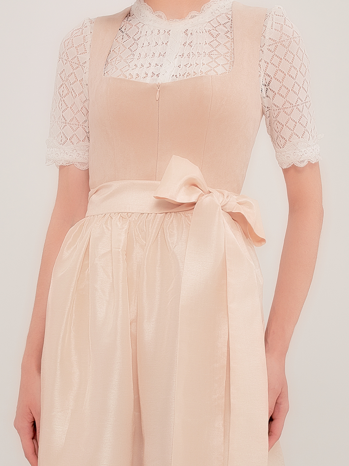 Elegantes beiges Samt-Dirndl