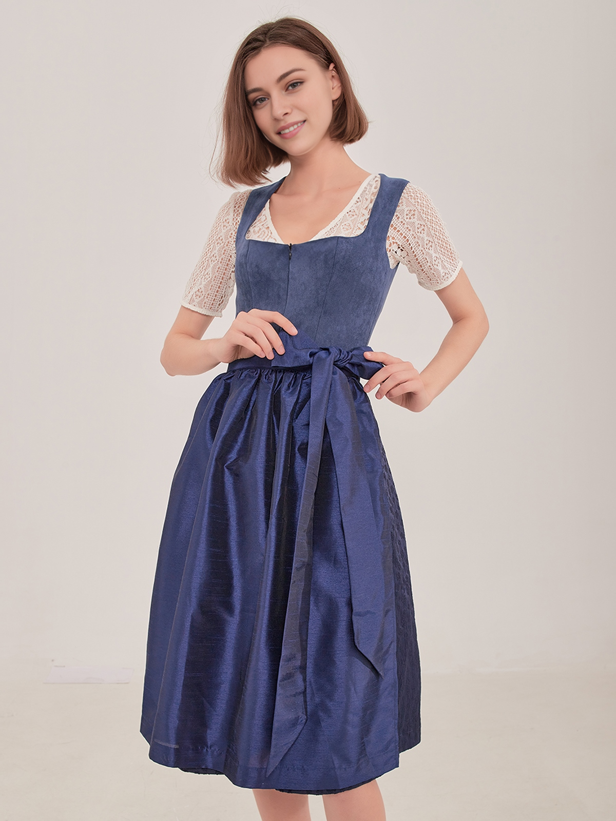 Graues Dirndl mit blauen Details
