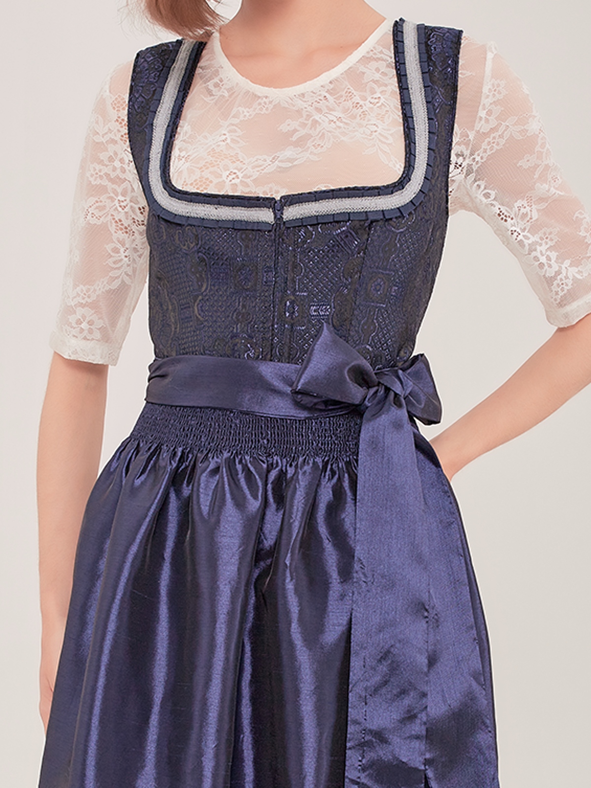 Elegantes Dirndl in Blau