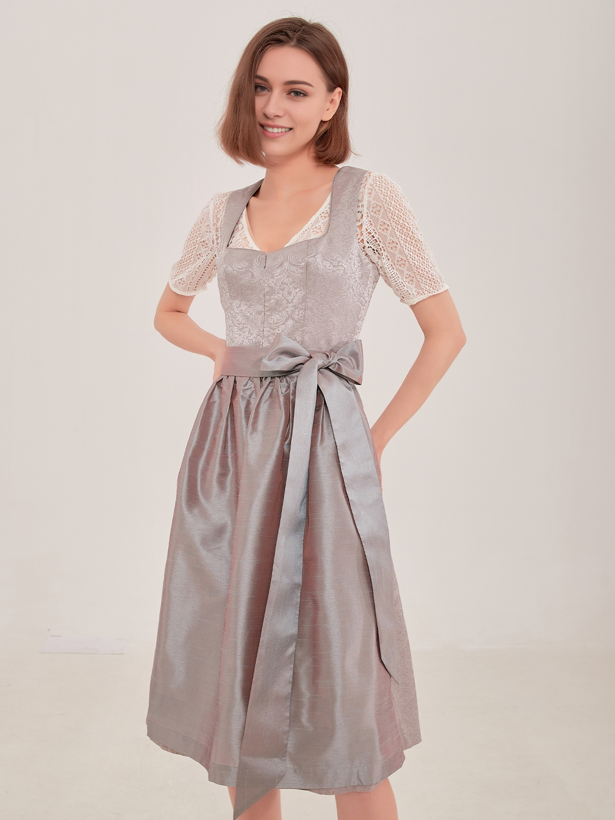 Helles Dirndl in Grün mit floralen Details