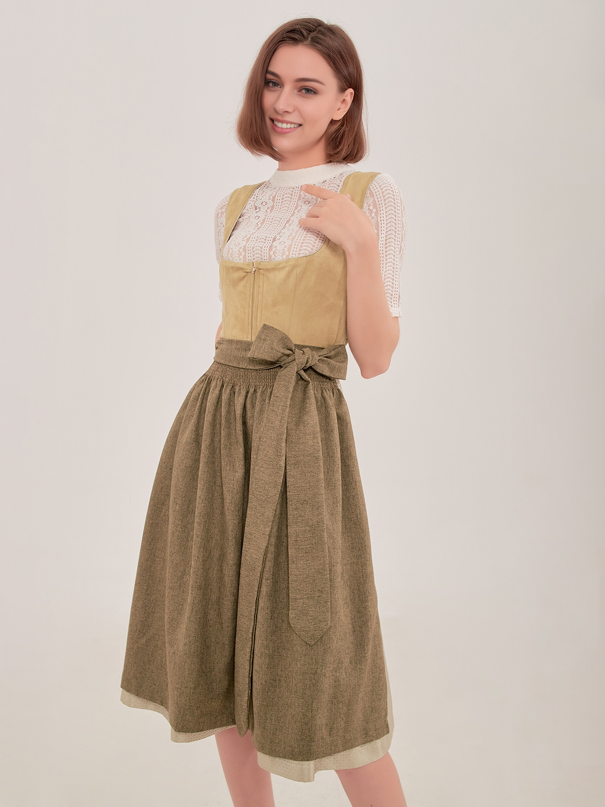 Modernes Dirndl in Grün mit floralen Akzenten