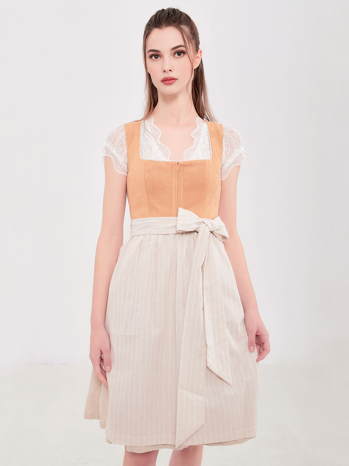 Lange Dirndlbluse in Braun – zeitlos und elegant