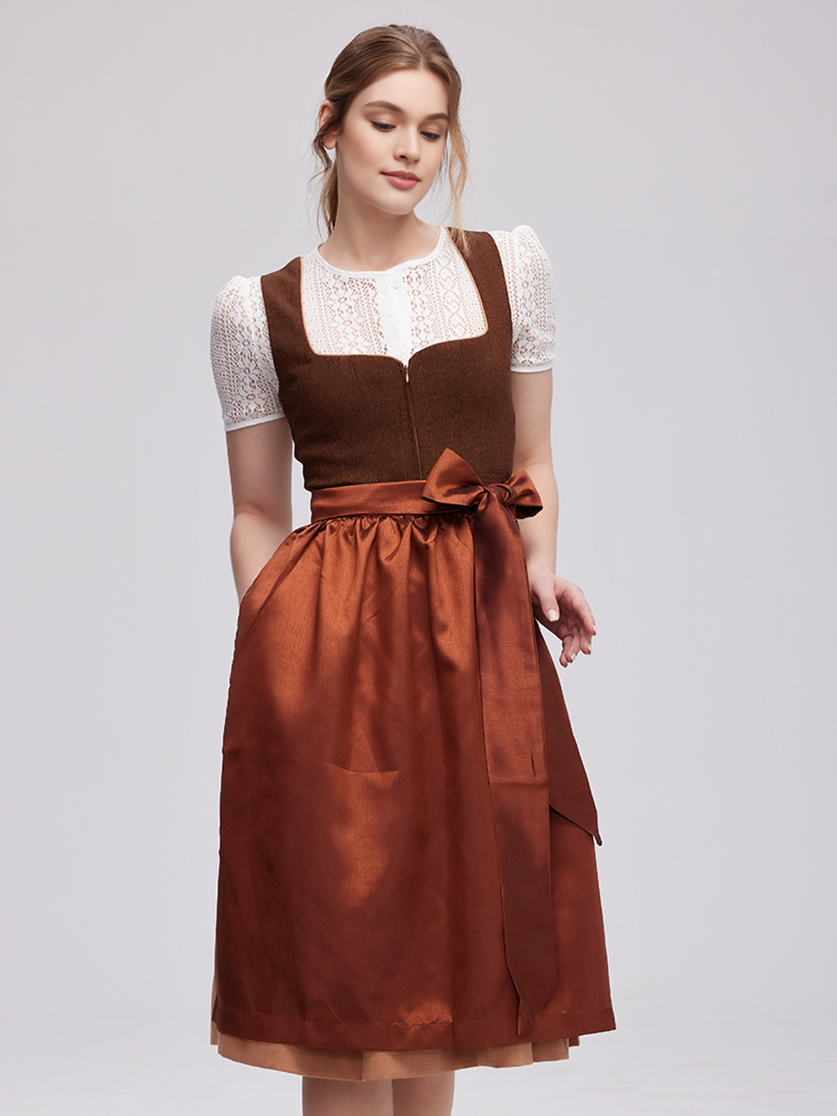 Dunkelblaues Dirndl mit traditionellem Schnitt