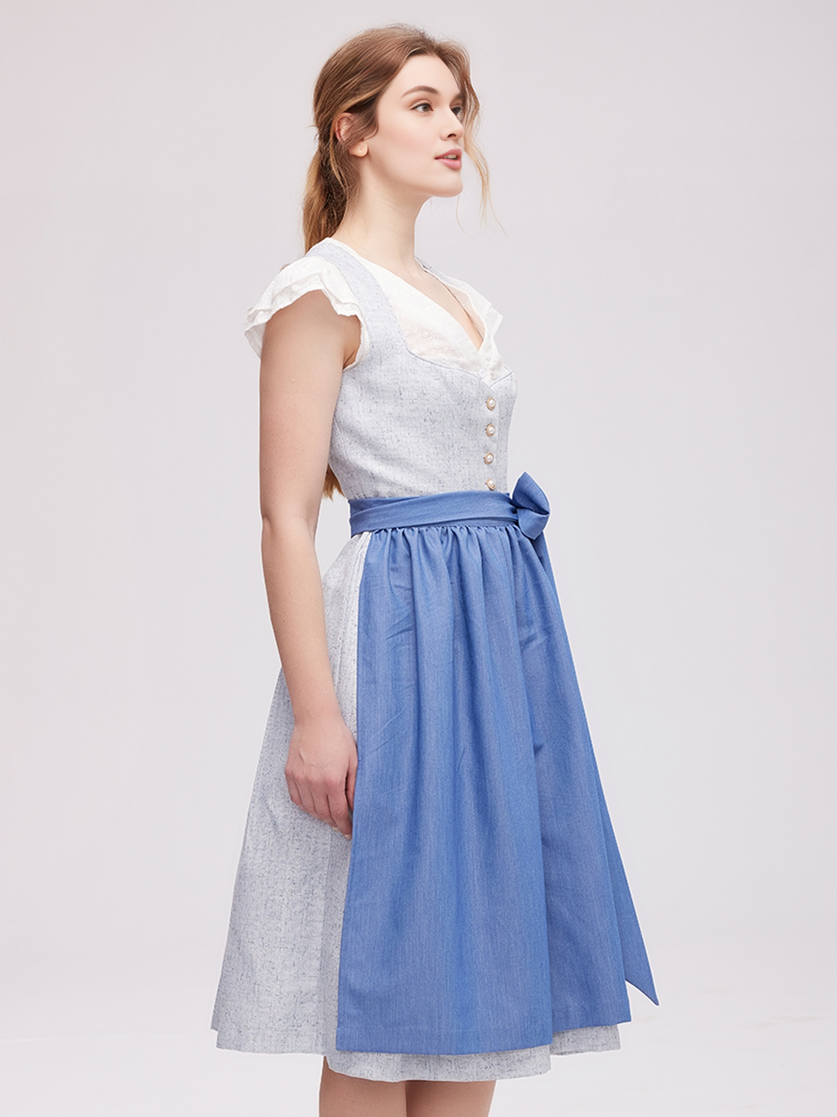 Modernes blaues Firndl mit schlanker Silhouette