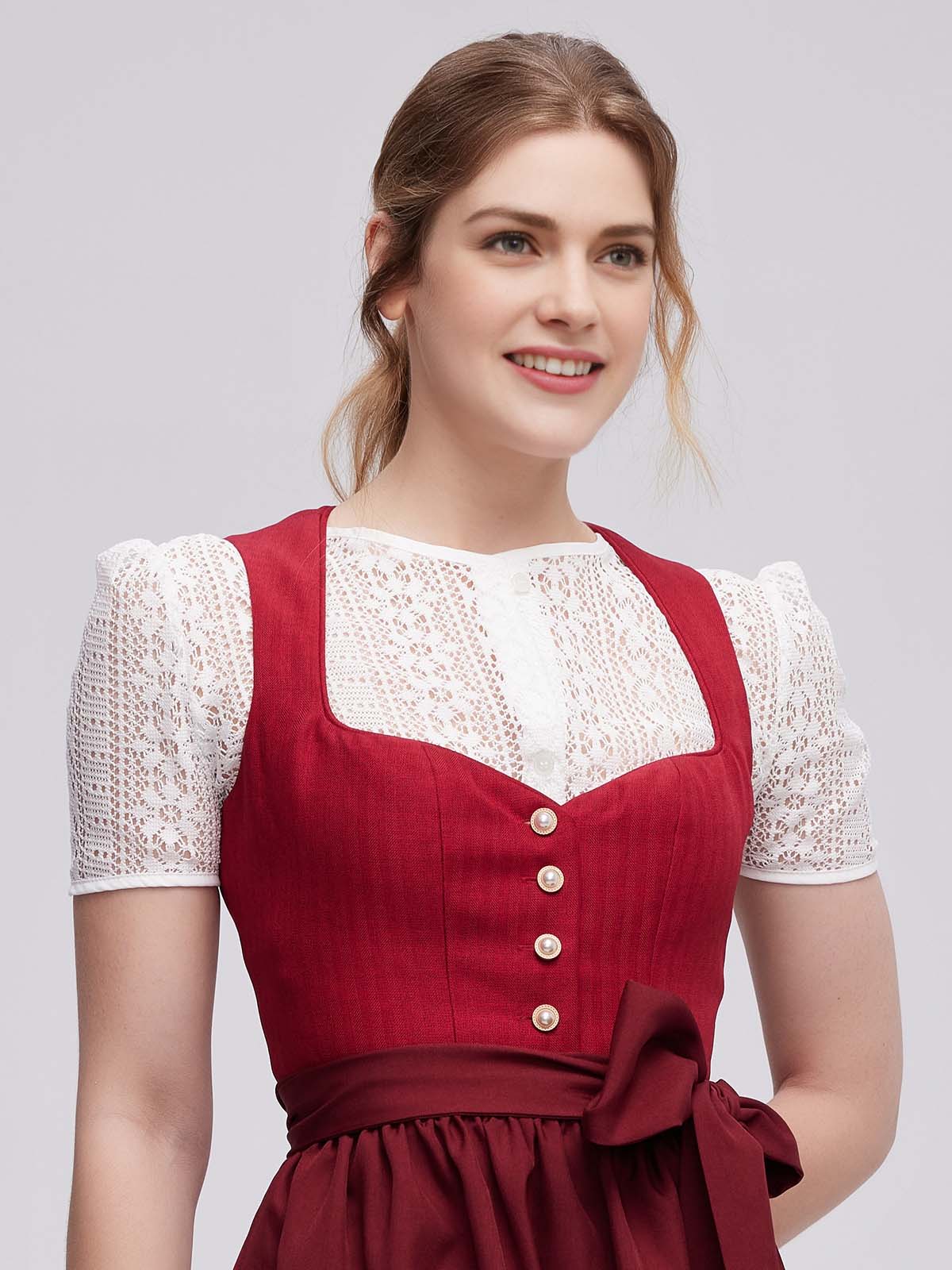 Dirndl weinrot samt in eleganter Atmosphäre