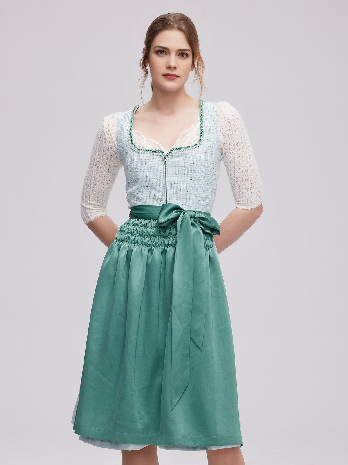 Modernes dunkelgrünes Dirndl mit figurbetonter Silhouette