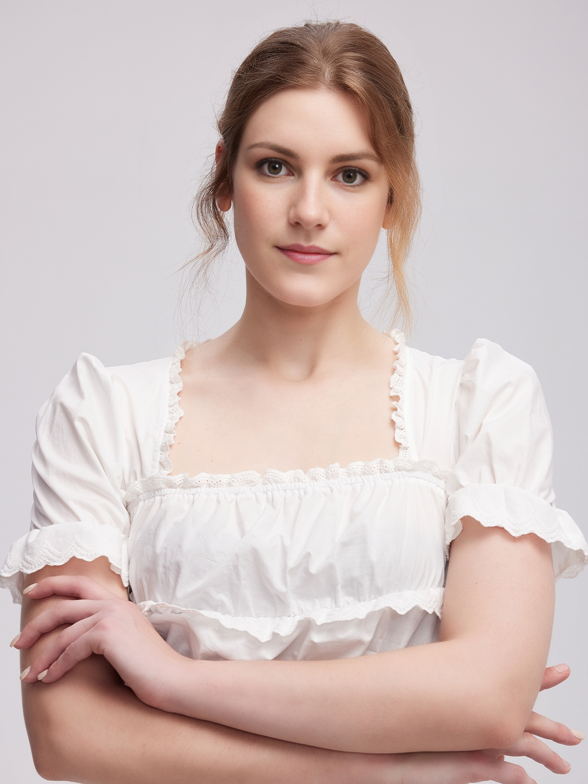 Modernes Dirndl mit weißer Bluse