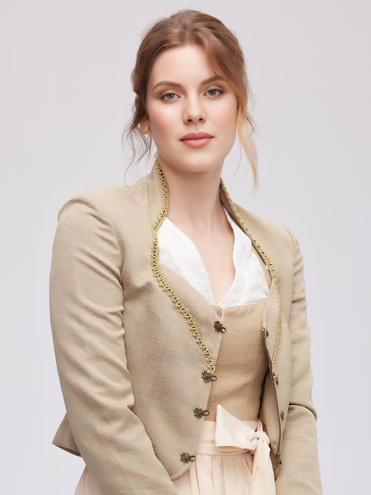 Dirndl Brombeerfarben in natürlicher Umgebung