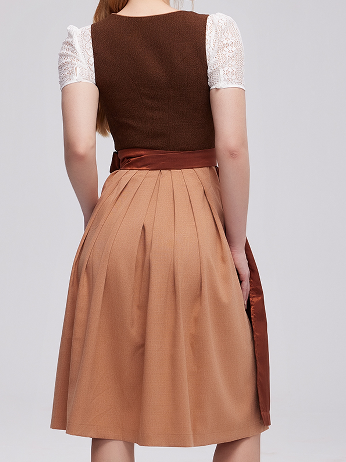 Ein elegantes weißes Dirndl mit feinen Stickereien und einer schmalen Schürze