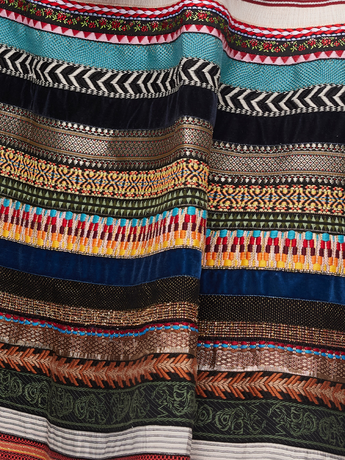 Grün-rotes Dirndl mit traditioneller Stickerei