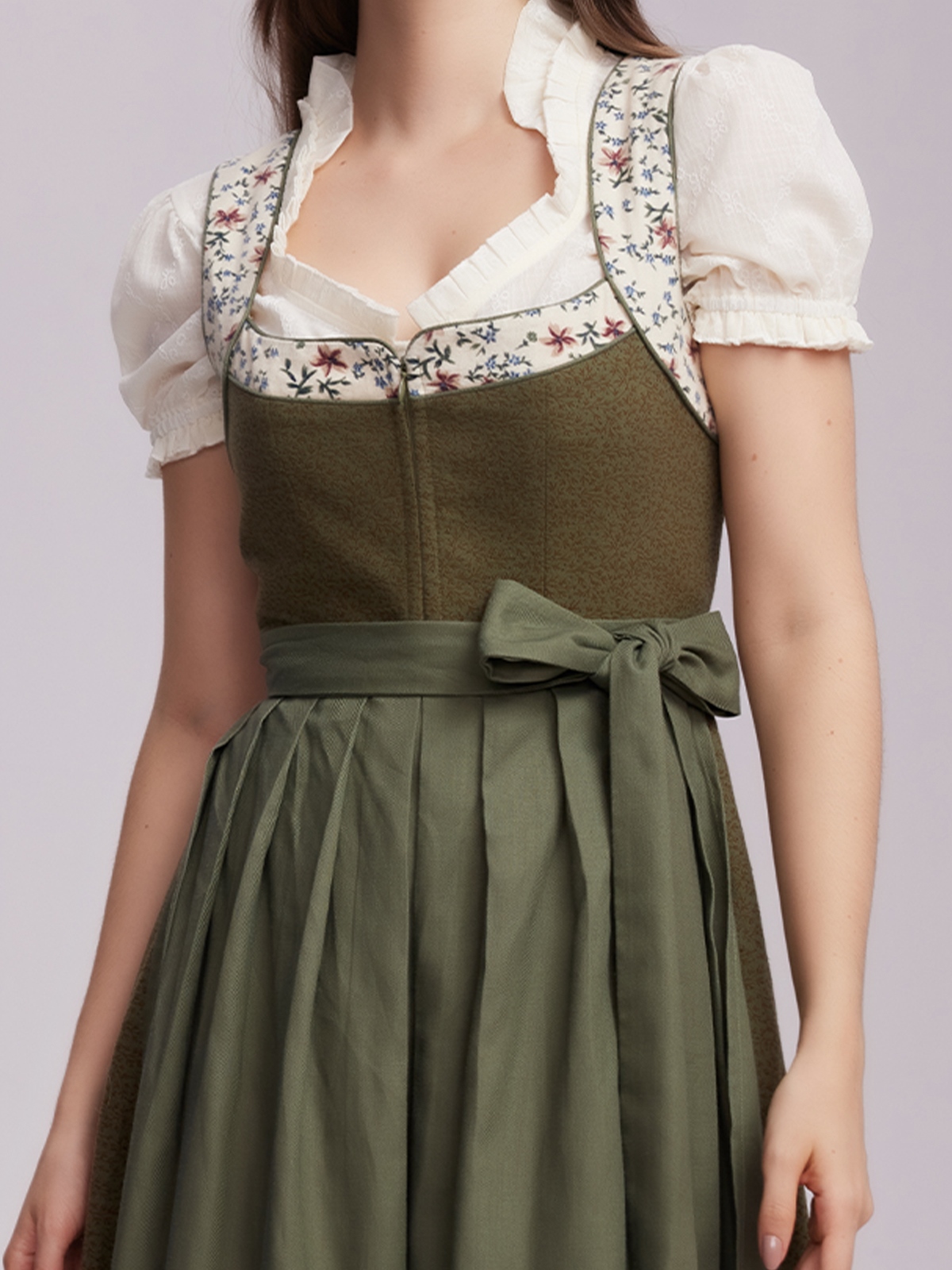 Geschlossene Dirndlbluse in Grün