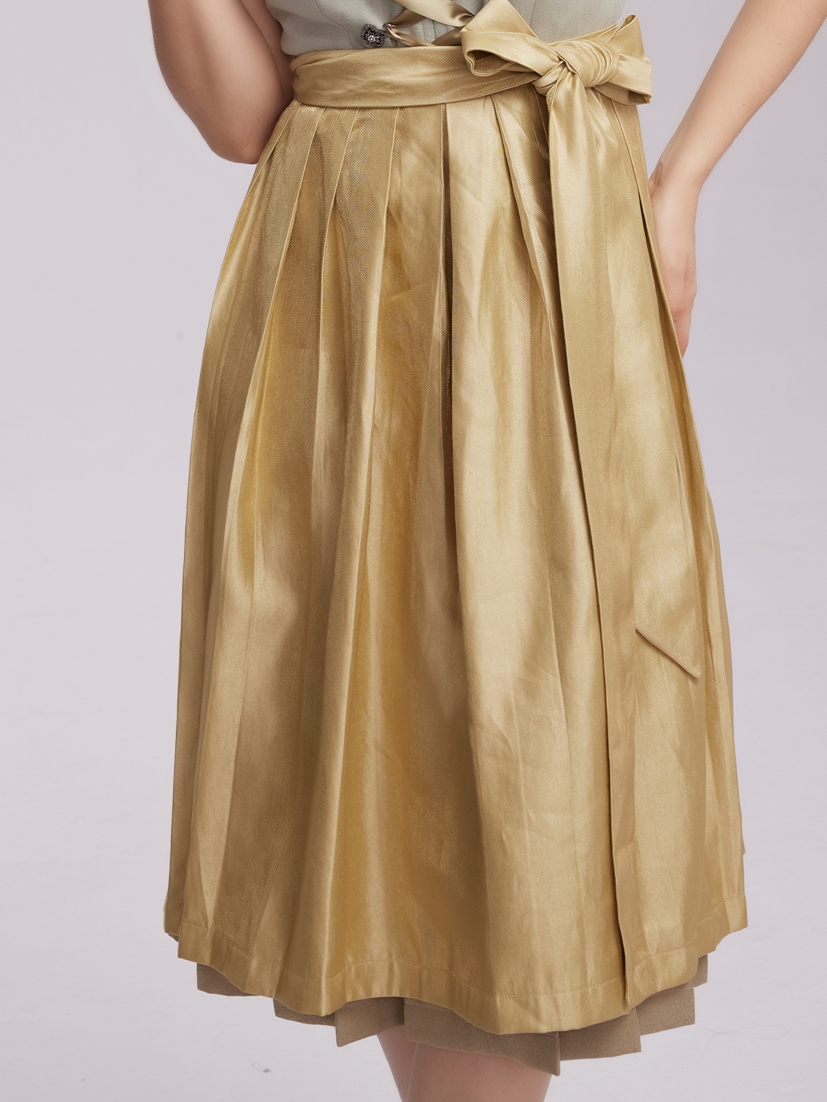 Ein elegantes rotes Dirndl kurz mit floralen Details