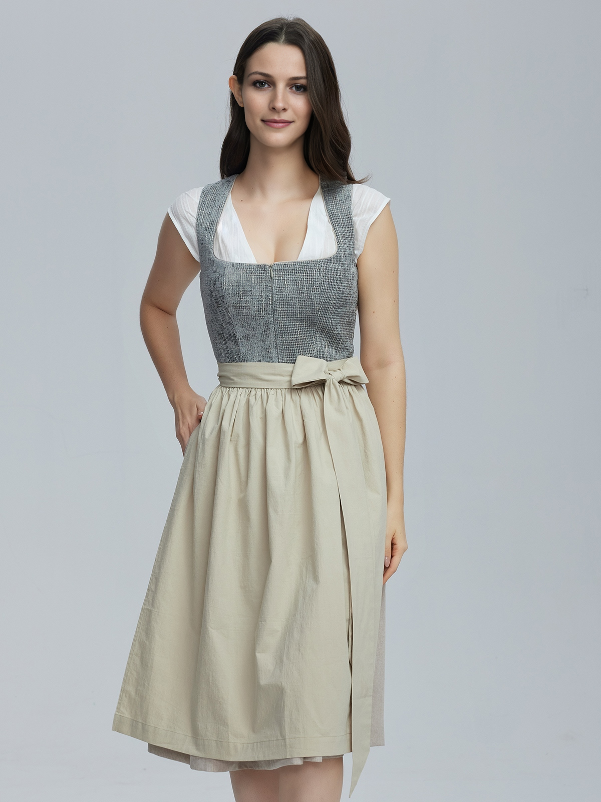 Marineblaues Dirndl mit floraler Schürze